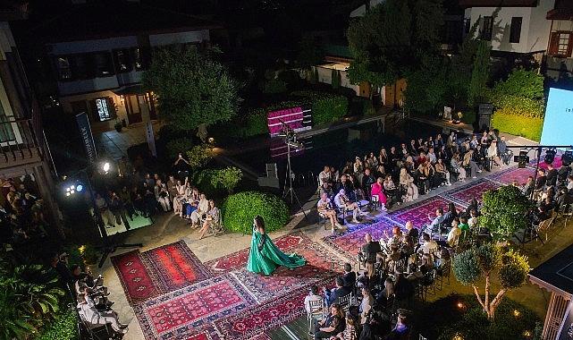 antalya-moda-haftasi-renkli-ve-tarihi-dokusuyla-dorduncu-gununu-geride-birakti-U6JrC21k.jpg