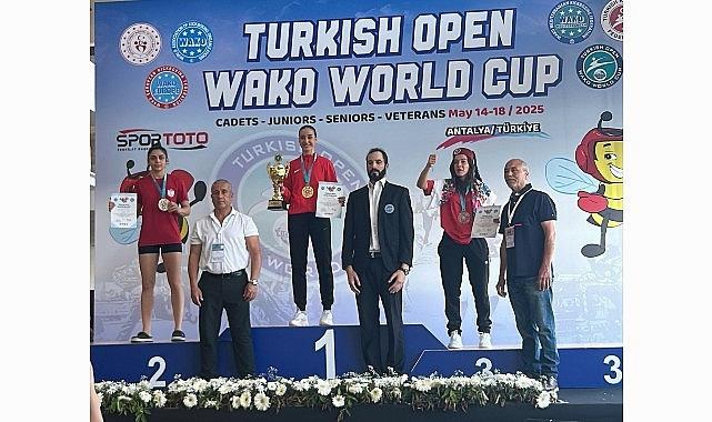 bayrakli-sporculari-uluslararasi-kick-boks-sampiyonasinda-tarihi-basarilar-elde-etti-IRLQW1Rb.jpg