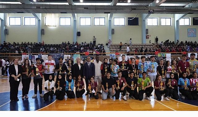 izmir-imam-hatipler-bilim-kultur-sanat-ve-spor-senligi-coskusu-1lzCJYEz.jpg