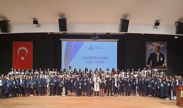 yeditepe-universitesinde-basari-ve-gelecek-vizyonu-akademik-oduller-ve-ilham-verici-konusmalar-EAwUQq6x.jpg